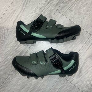 Kyeedo men’s Biking shoes. NWOT. Size 11 (44)